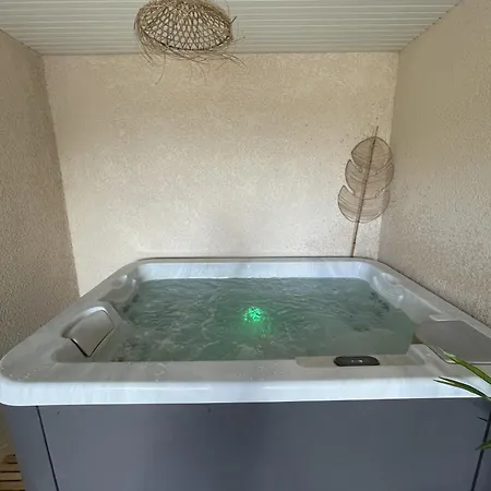 De La Fontaine Avec Jaccuzi Holiday home Septfonds